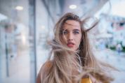 Frau mit wehendem Haar Frau mit wehendem Haar